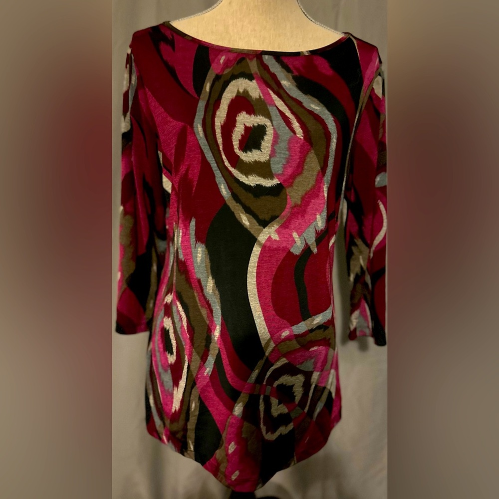 EUC Christopher & Banks top in M 3/4 sleeves & shark bite hem w/ wild design